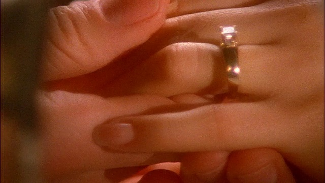 男人把钻石戒指戴在女人的无名指上视频下载