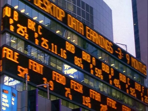 纽约时代广场旁股票行情板上慢镜头的股票价格视频素材