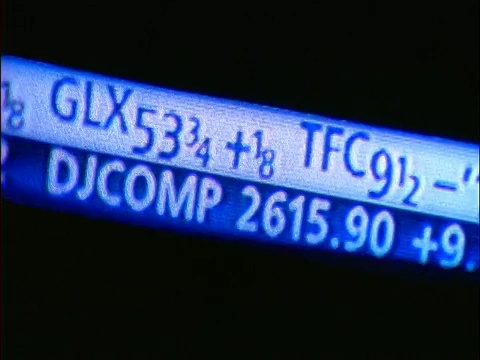 收盘蓝色股票价格在电脑屏幕上移动视频素材