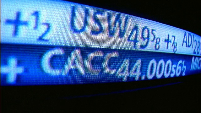 收盘蓝色股票价格在电脑屏幕上移动视频素材