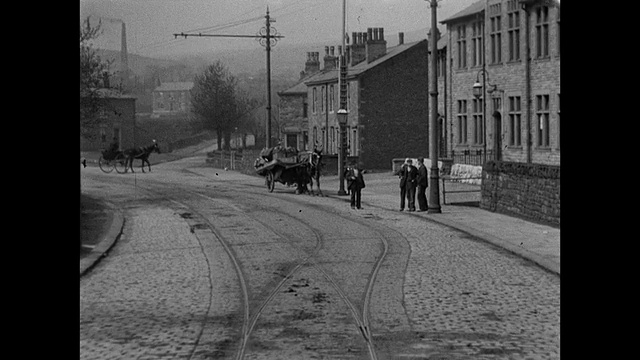 1905年，一辆有轨电车穿过罗奇代尔的街道视频素材