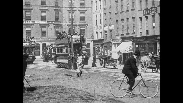 1902年科克大游行上的交通和行人视频素材