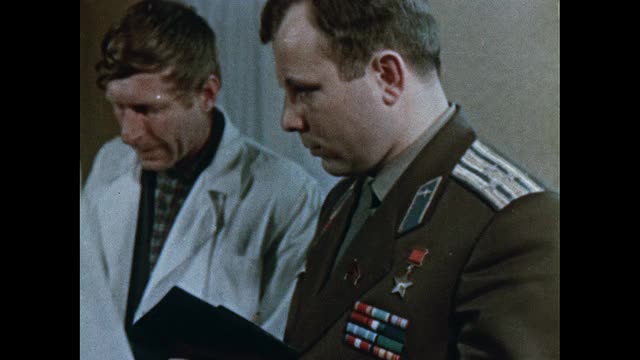 Yuri Gagarin观察Pavel Belyayev和Alexei Leonov为Voskhod 2Y进行的训练视频下载