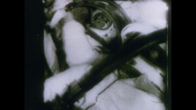 阿列克谢·列奥诺夫在第一次太空行走后重新进入Voskhod 2视频素材