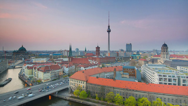 柏林天际线时间从白天到夜晚与交通。视频素材