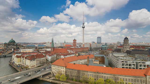 柏林天际线与动态云和交通视频素材