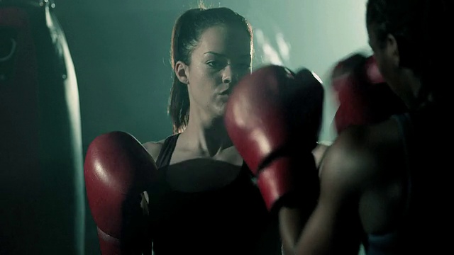 MS两名女拳击手训练。视频下载