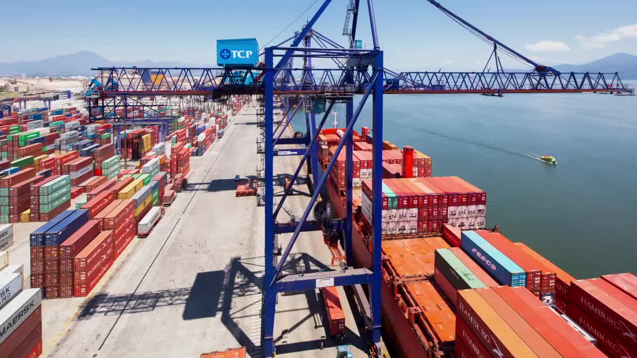 在巴西巴拉那港，集装箱从一艘货船上卸下的鸟瞰图视频素材