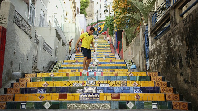 WS, TU一名身穿巴西t恤的年轻人在塞拉隆台阶上练习足球技巧视频下载