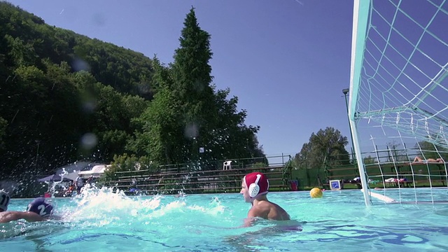 年轻人打水球的慢动作镜头视频下载