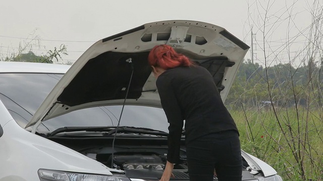 一个女人的车抛锚了视频素材