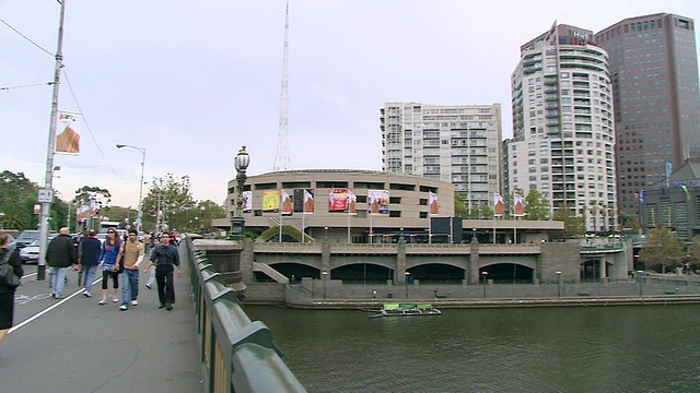 WS PAN城市天际线，交通和行人在桥上行走/澳大利亚维多利亚州墨尔本视频下载