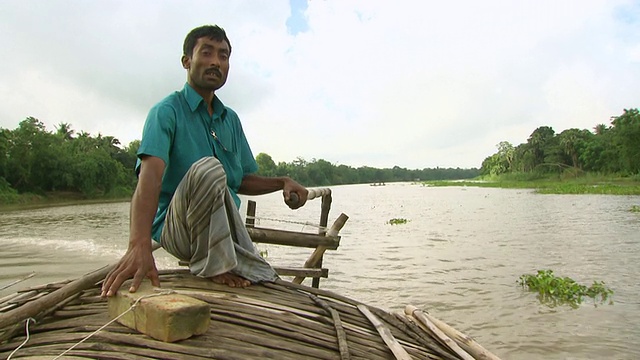 一名男子在孟加拉国的帕布纳河上驾驶小船视频下载