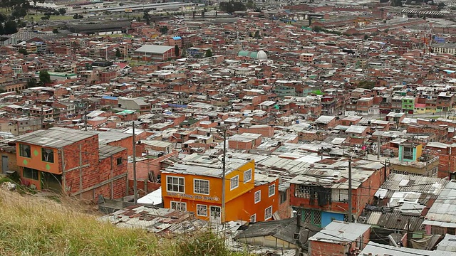 WS PAN拍摄于哥伦比亚波哥大庞大的Ciudad Bolivar贫民窟视频下载