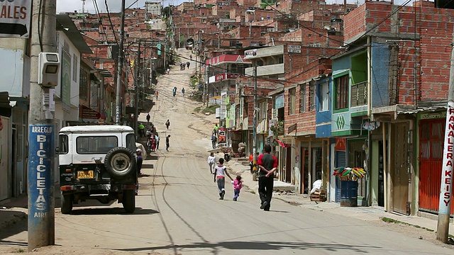 在哥伦比亚波哥大的Ciudad Bolivar贫民窟的山路上行走的行人视频下载
