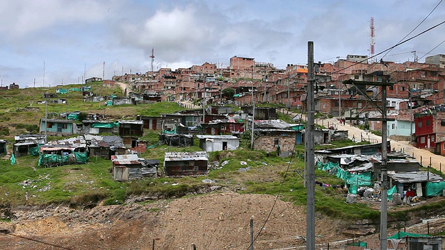 哥伦比亚波哥大Ciudad Bolivar贫民窟棚户区覆盖着临时房屋的山景视频下载