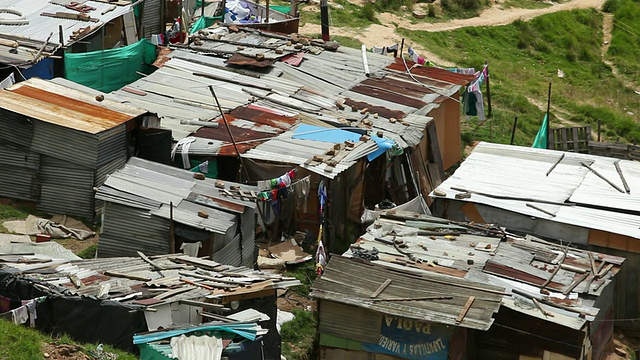 上图是哥伦比亚波哥大的玻利瓦尔贫民窟的临时房屋视频下载