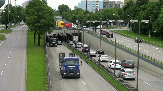 这是德国巴伐利亚州慕尼黑市的高速公路和大学生十字路口视频下载