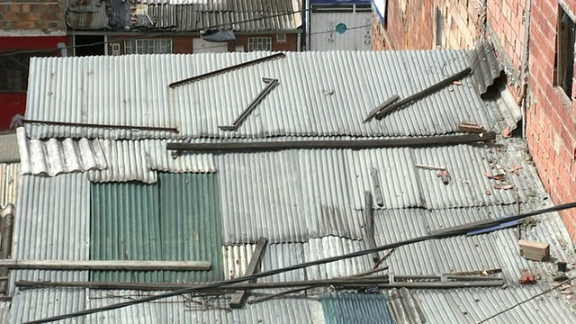 WS HA ZO从屋顶拍摄到哥伦比亚波哥大的Ciudad Bolivar贫民窟视频下载