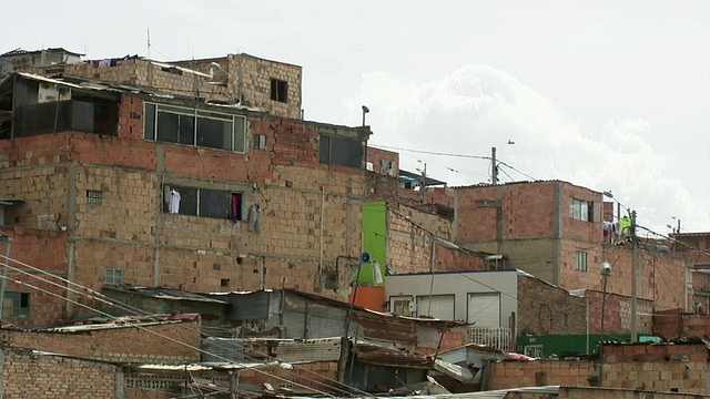 哥伦比亚波哥大的Ciudad Bolivar贫民窟的砖房视频下载