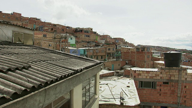 哥伦比亚波哥大Ciudad Bolivar贫民窟的一座小山上的砖房视频下载