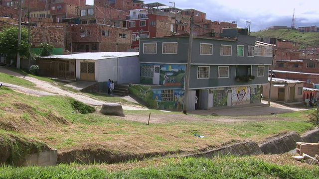 哥伦比亚波哥大的Ciudad Bolivar贫民窟内粉刷墙壁的房子视频下载