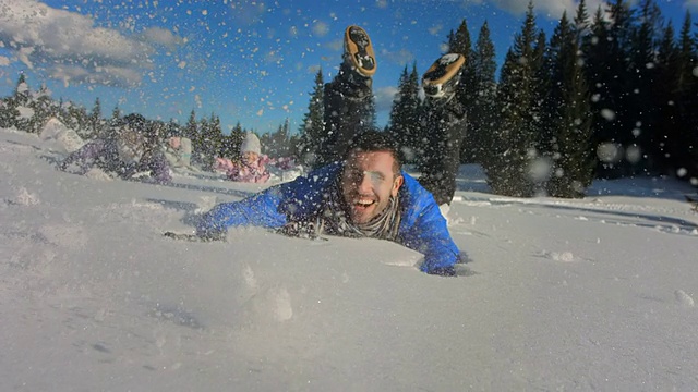 高清超级慢动作:家庭跳雪视频素材