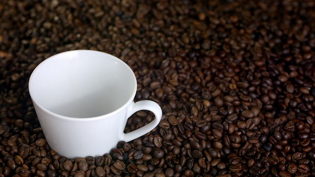 超级慢动作:把咖啡倒进杯子里视频素材