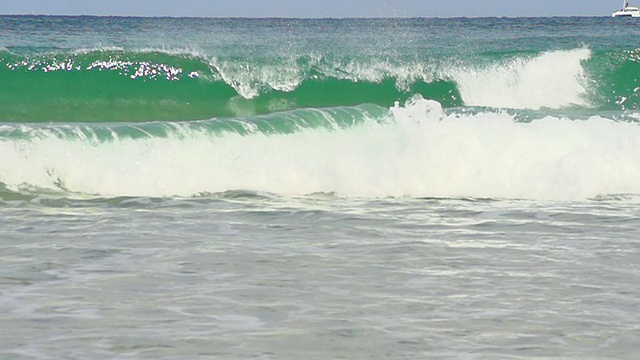 高清超级慢动作:冲浪在海滩上溅水视频素材