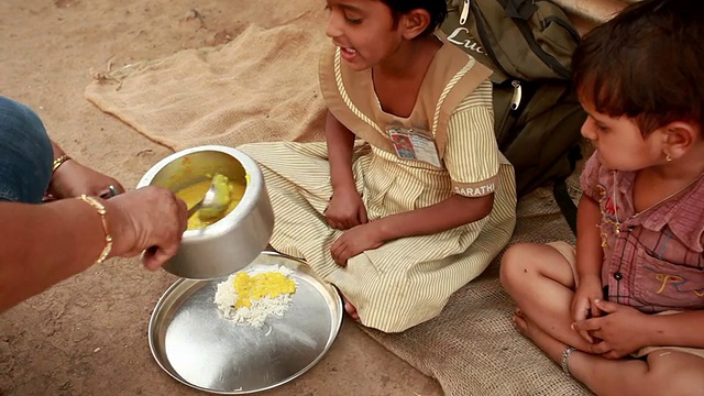 高级妇女志愿者为农村儿童提供食物视频下载