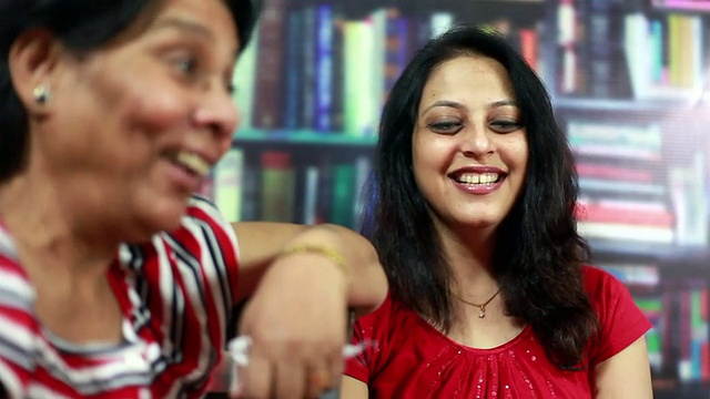 资深亚洲印度人和年轻女子在咖啡聊天视频素材