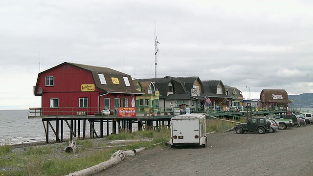 阿拉斯加，霍默，基奈半岛，霍默，前面是停车场，在抬高的木板路上有一排排的商店/商店。视频下载