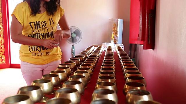 摄影:女子在庙里捐赠硬币视频素材