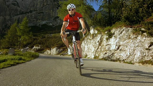 骑自行车的人在山路上骑车。视频素材