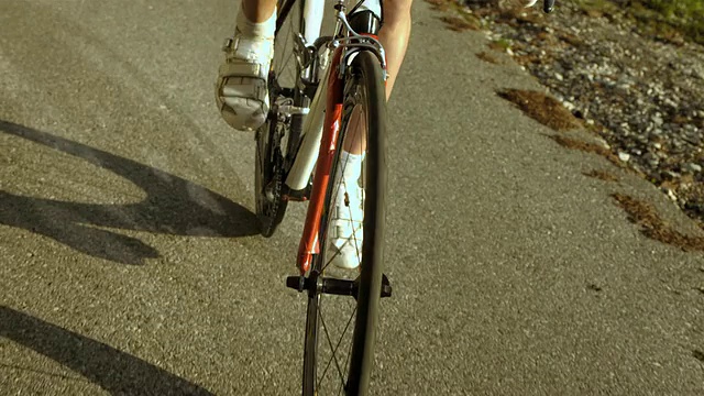 骑自行车的人在山路上骑车。视频素材