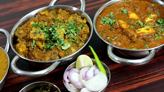 餐桌上供应的各式印度菜视频下载