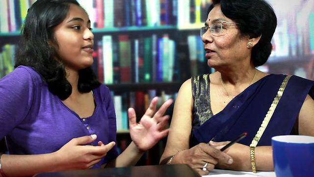 愉快的印度老年妇女和少女的对话视频素材