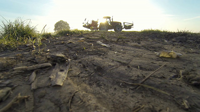 HD:走向拖拉机的农民视频素材