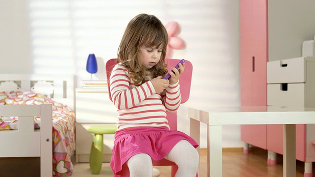高清多莉:用手机的小女孩视频素材