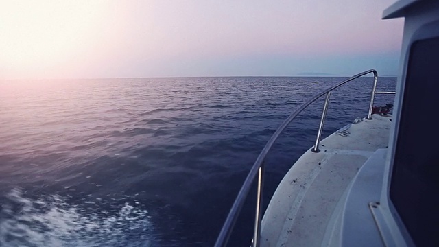 黎明全速航行的帆船视频素材