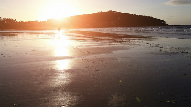日落时分，一个人在海边散步视频下载