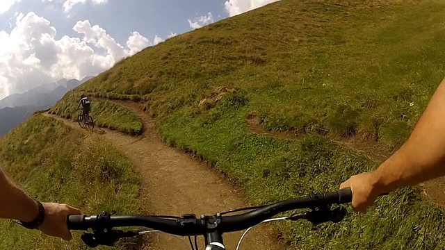 山地车视频:在阿尔卑斯山上骑车视频素材