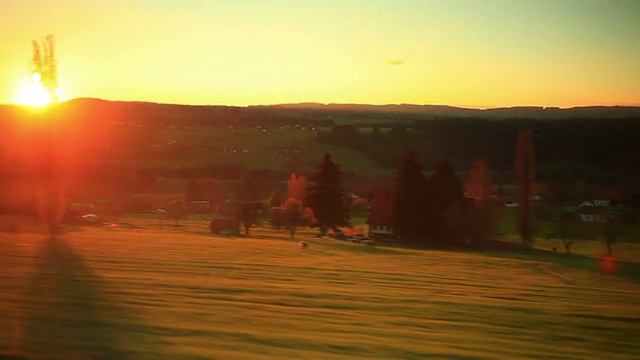 从行驶的火车上看到的日出视频素材