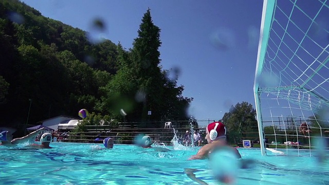 年轻人打水球的慢动作镜头视频下载