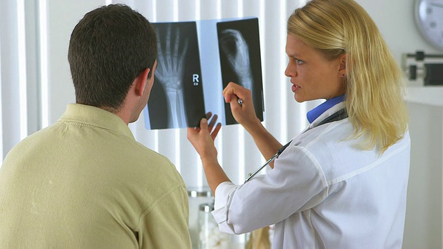 女医生正在检查病人的x光片视频素材