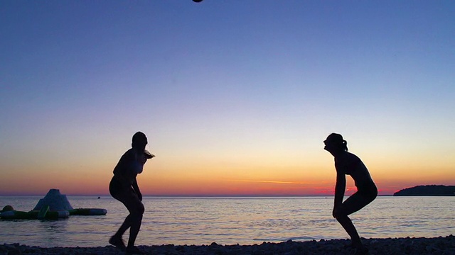 女子在日落时分打排球视频下载