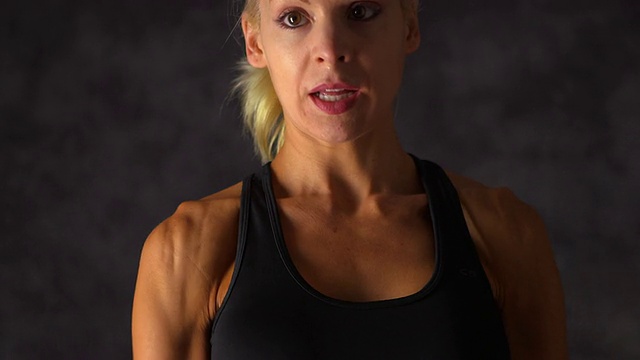 坚强的女性健美运动员视频素材