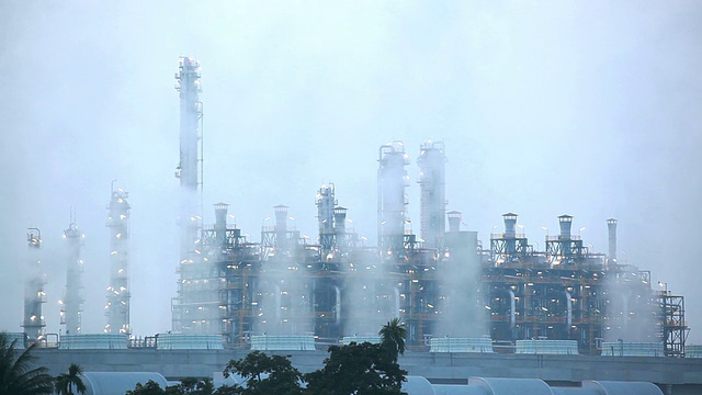 炼油厂工业产生的烟雾视频素材
