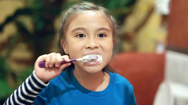 小女孩在刷牙视频下载