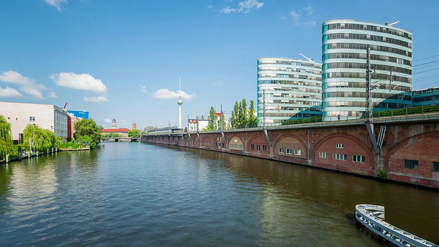 柏林夏季天际线与现代商业建筑，施普雷河和动态火车和船舶视频素材